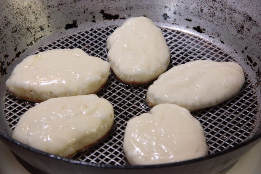 Рецепт на 15 хвилин: беру склянку кефіру і готую пишні оладки на сковороді