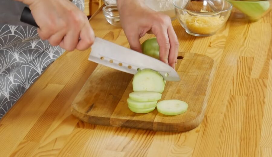 Рецепт смажених у сирному клярі кабачків: страва на закуску