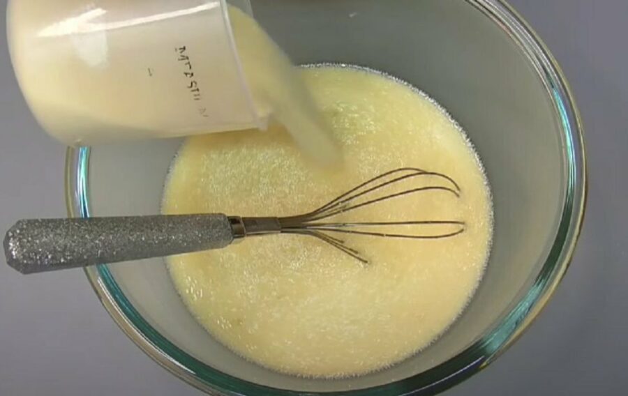 Висипте манну крупу до тіста