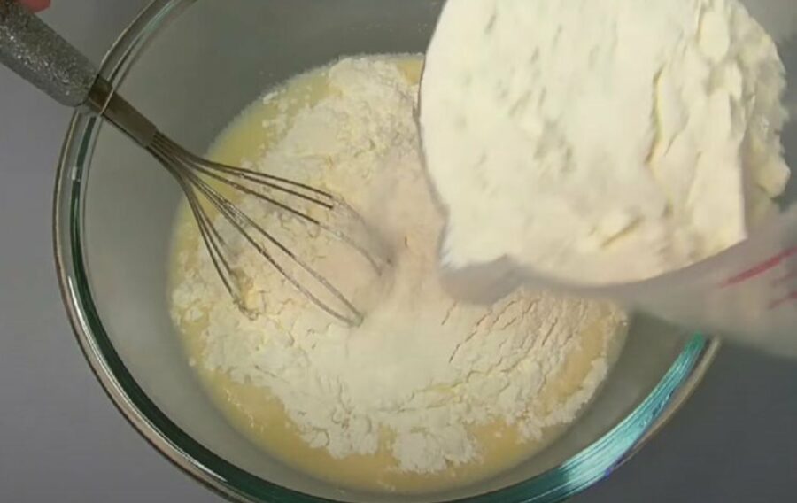 Додайте просіяне борошно
