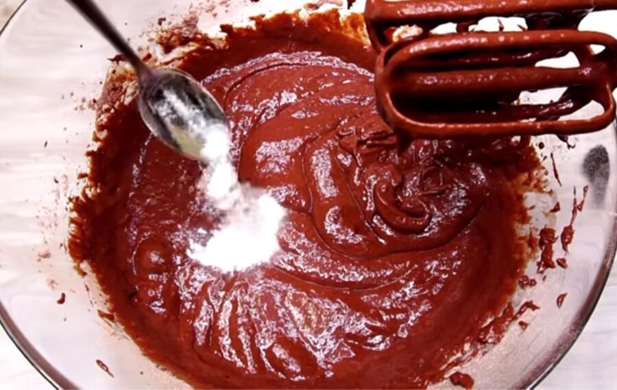 Змішайте сухі та рідкі компоненти