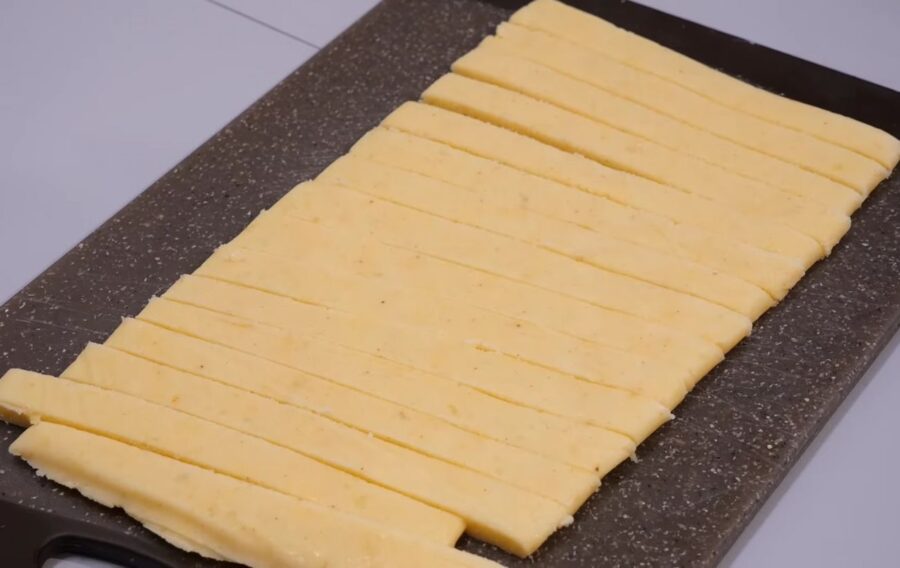 Сформуйте з основи картопляні палички