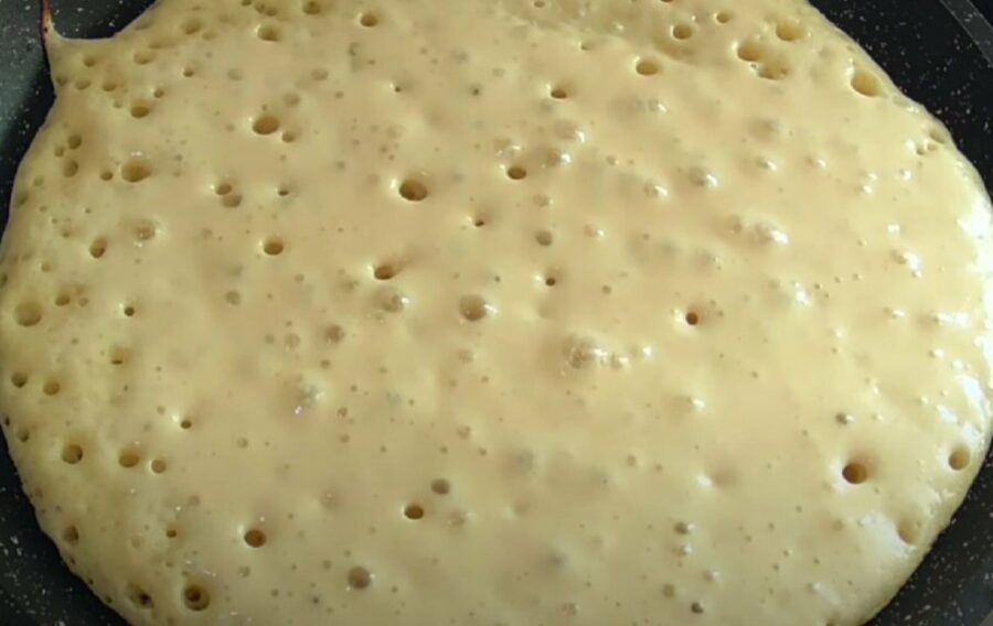 Випікайте млинці на сковороді