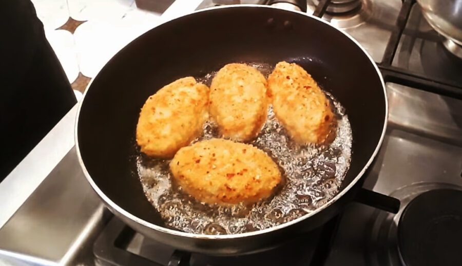 Ті самі популярні котлети в тісті, які продавались у шкільних їдальнях