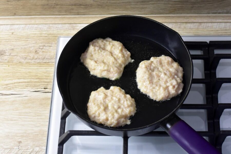 Оладки з м'ясом: готуються як ліниві пиріжки на сковороді