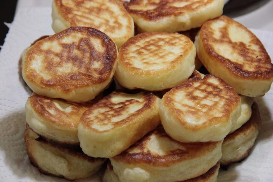 Рецепт на 15 хвилин: беру склянку кефіру і готую пишні оладки на сковороді