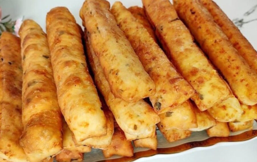 Простий рецепт смачних сирних паличок з ковбасою