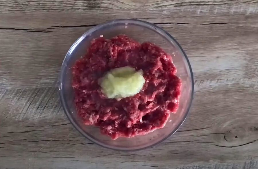 Рецепт азербайджанських чебуреків: кутаби з м'ясом на сковороді