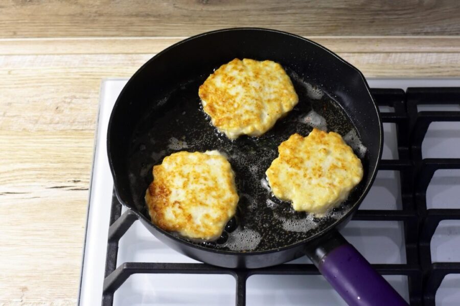 Оладки з м'ясом: готуються як ліниві пиріжки на сковороді