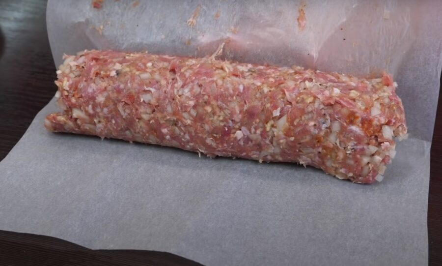 І гаряче, і закуска на святковий стіл. М'ясний рулет з яйцем