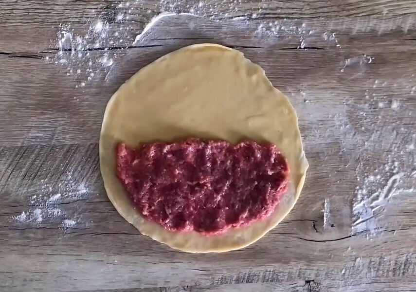 Рецепт азербайджанських чебуреків: кутаби з м'ясом на сковороді