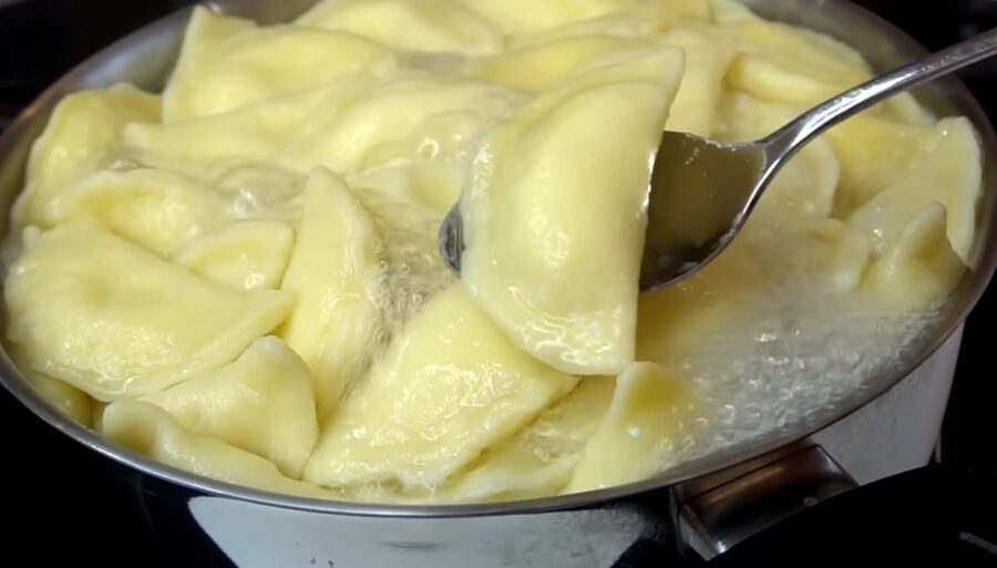 Рецепт вареників з начинкою із хека: незвичайно, але дуже смачно і недорого