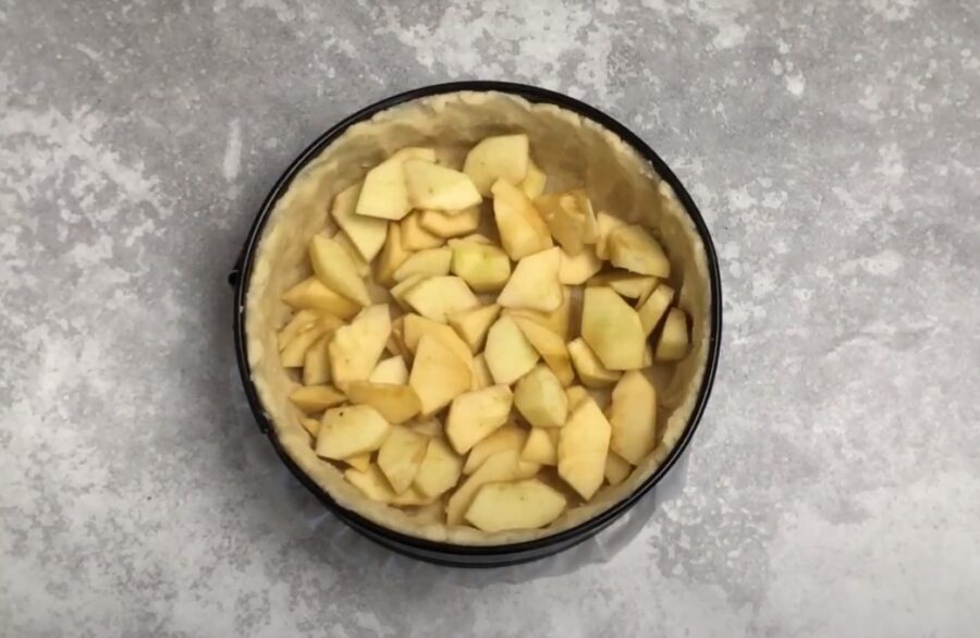 Надзвичайний яблучний пиріг із заварним кремом: всі сказали, що це шедевр