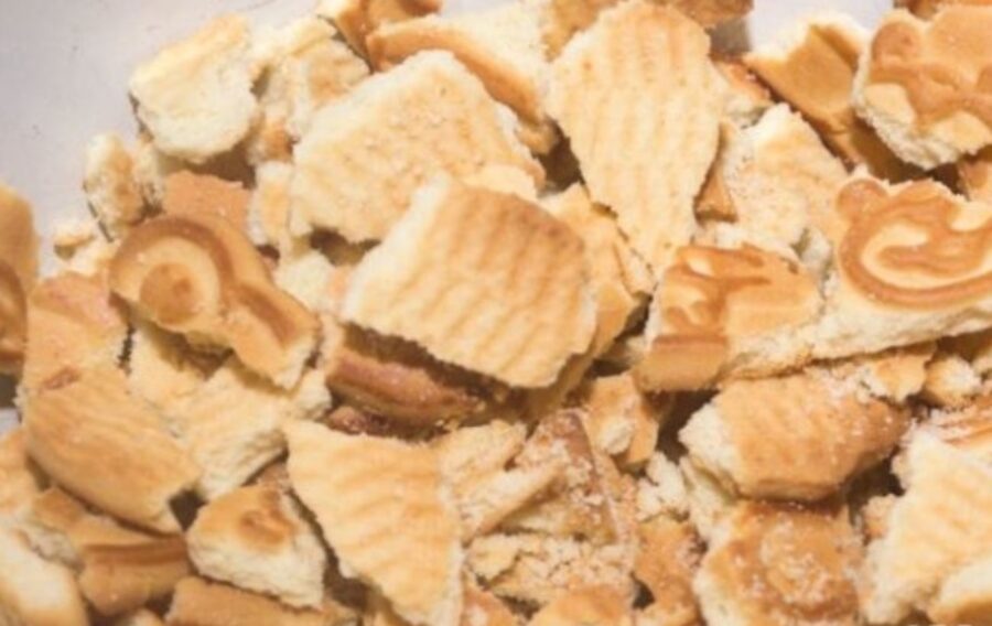 Подрібніть печиво та змішайте з кремом