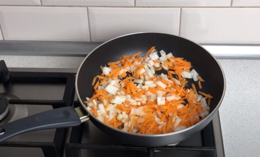 Ліниві пельмені на сковороді зі смачною підсмажкою