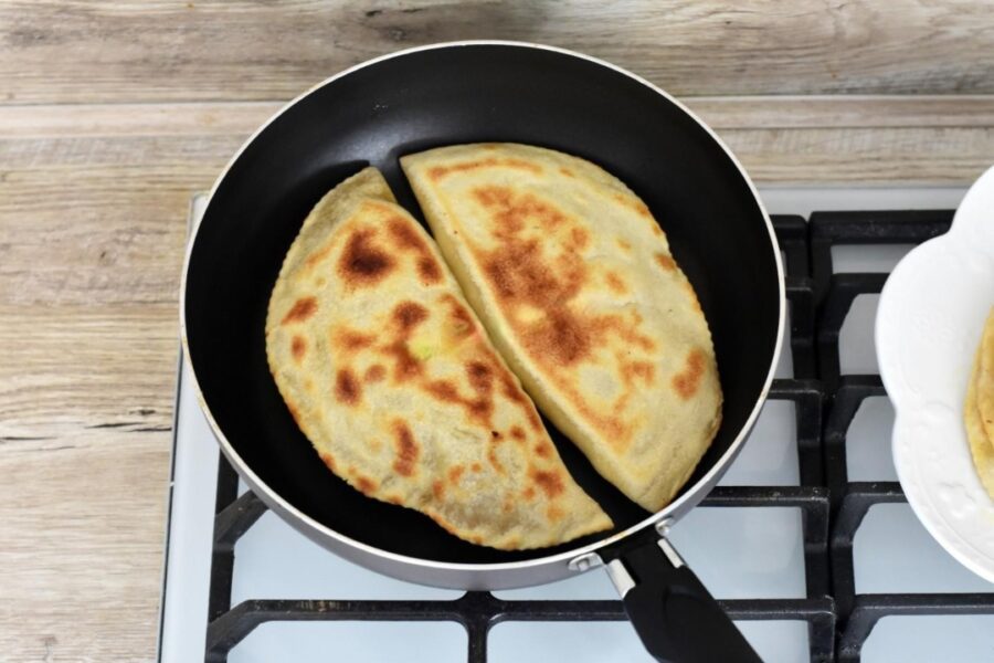 Рецепт азербайджанських чебуреків: кутаби з м'ясом на сковороді