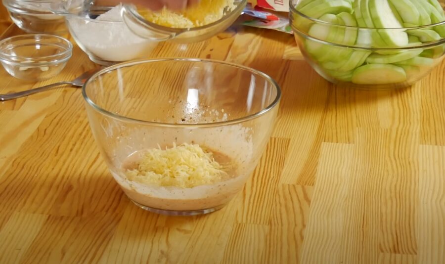 Рецепт смажених у сирному клярі кабачків: страва на закуску