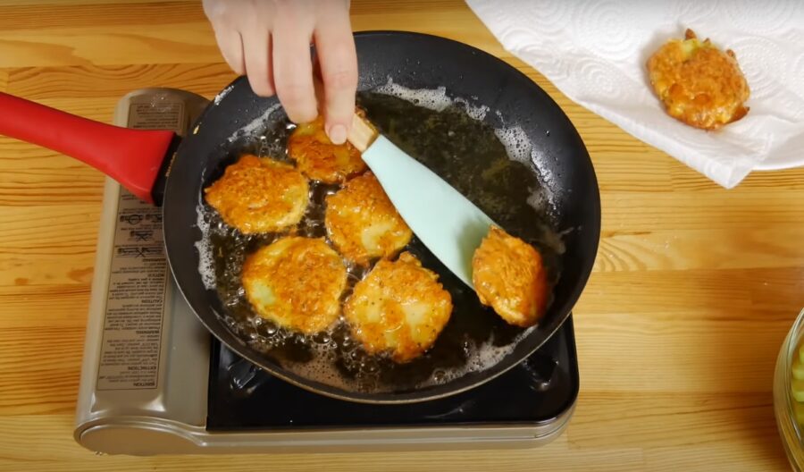 Рецепт смажених у сирному клярі кабачків: страва на закуску