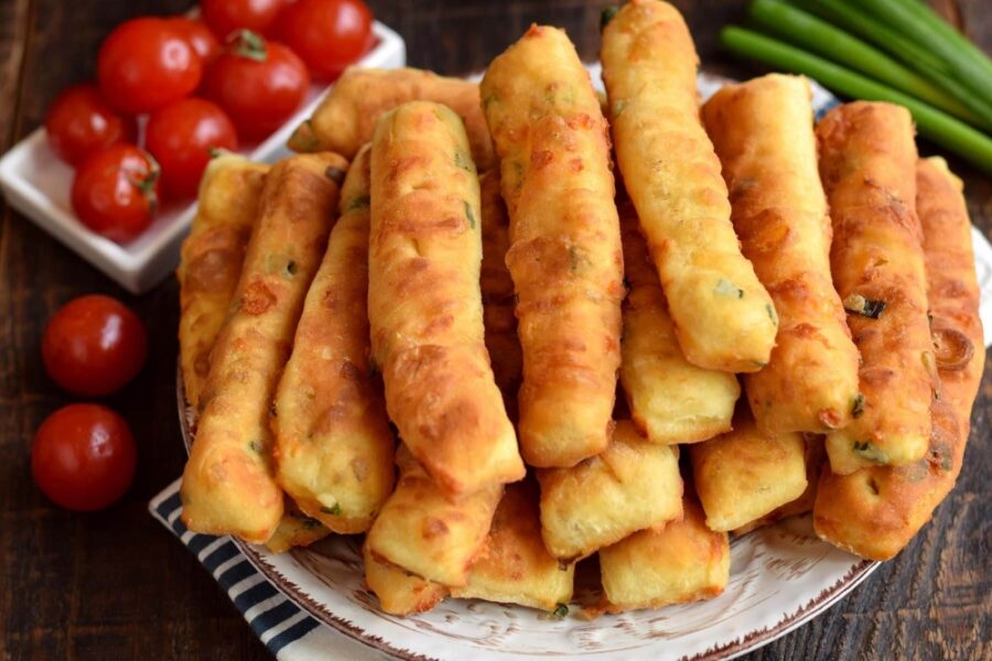 Як приготувати смачні сирні палички з ковбасою