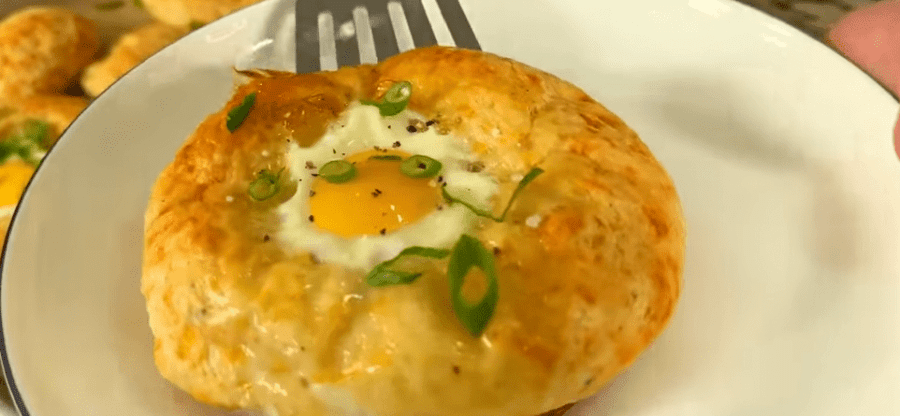 Яєчня в сирних булочках