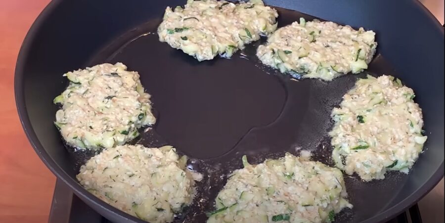 Смачні кабачкові оладки з вівсяними пластівцями