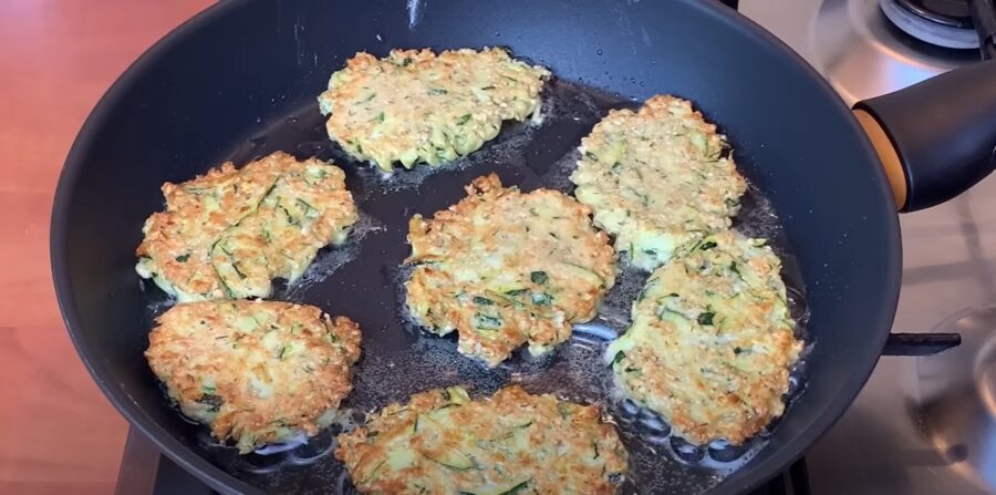 Смачні кабачкові оладки з вівсяними пластівцями