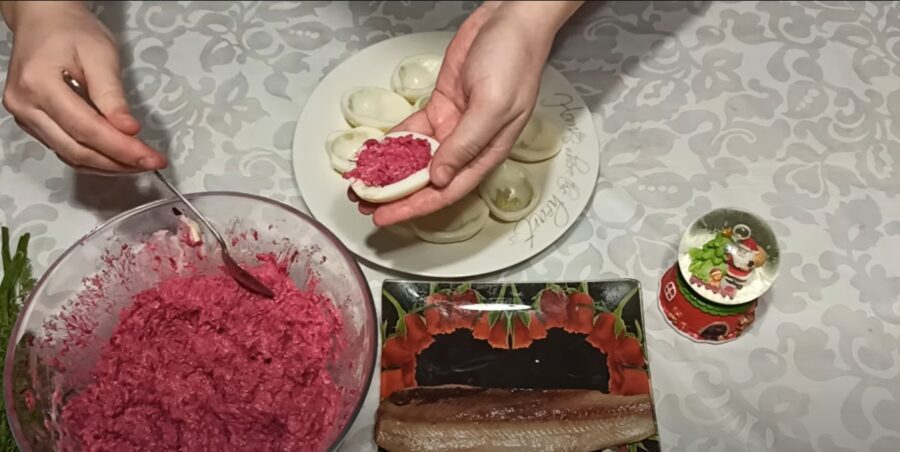 Простий рецепт лінивої "шуби" з вареними яйцями
