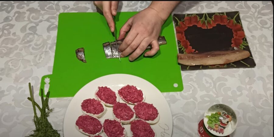 Простий рецепт лінивої "шуби" з вареними яйцями