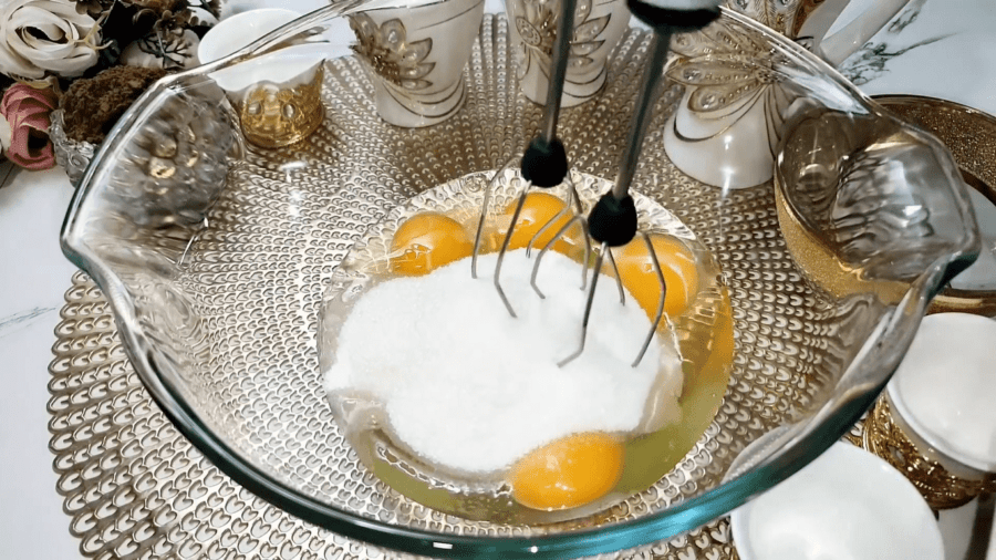Яйця із цукром та сіллю збиваємо міксером