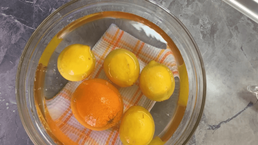 Заливаємо цитрусові водою і додаємо чайну ложку соди