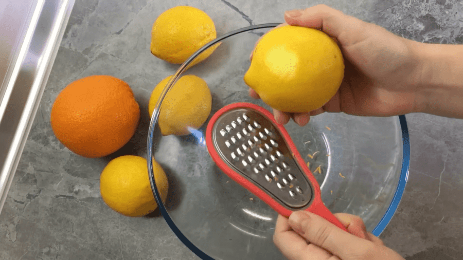 Зчищуємо цедру за допомогою тертки