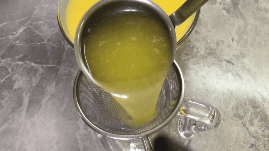 Проціджуємо лимонад через сито