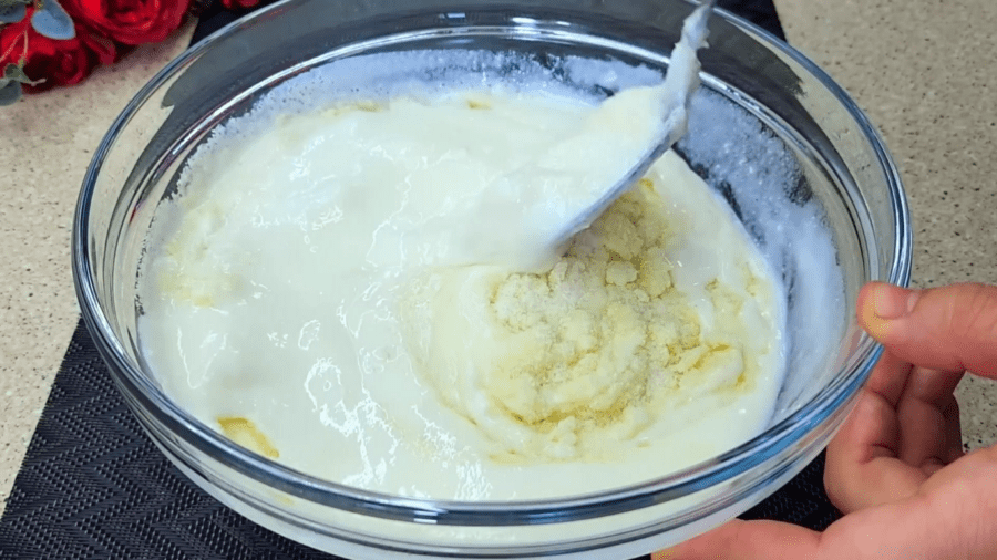Змішуємо цукор та манку з кефіром