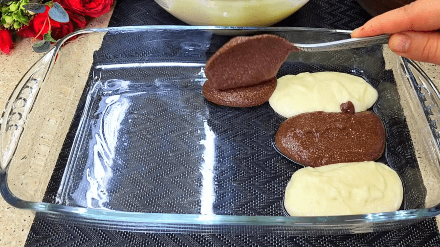 Накладаємо біле та коричневе тісто