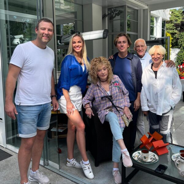 Алла Пугачова на новому фото вразила непропорційно тонкими ногами