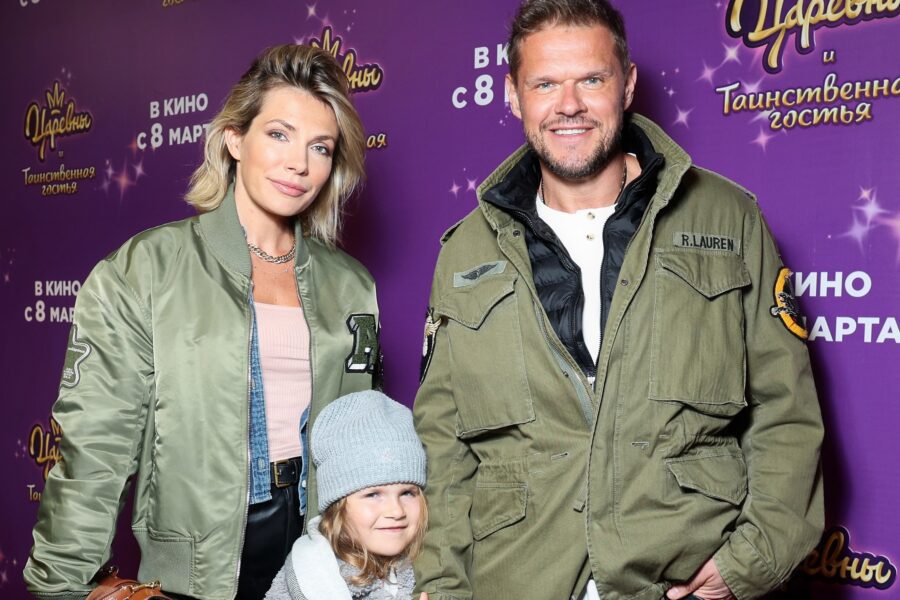 Чоловік Паперної рекламує російські авто