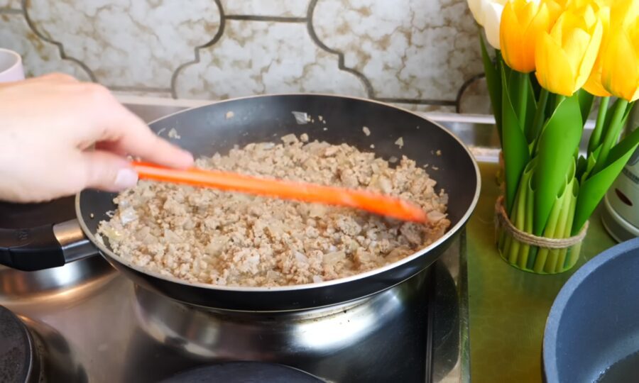 Швидкі пиріжки з м'ясом: готуються легше, ніж біляші і чебуреки