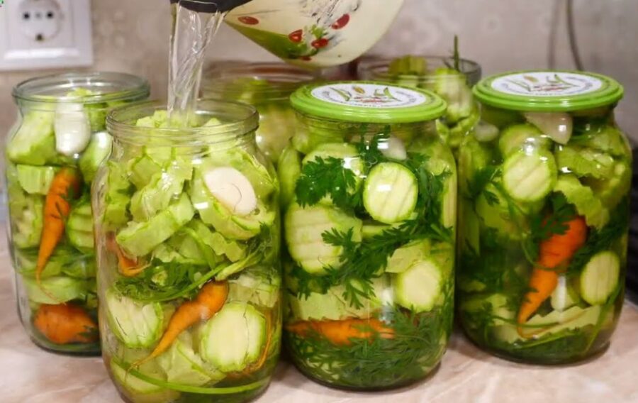 Як швидко та просто приготувати консервацію з кабачків на зиму