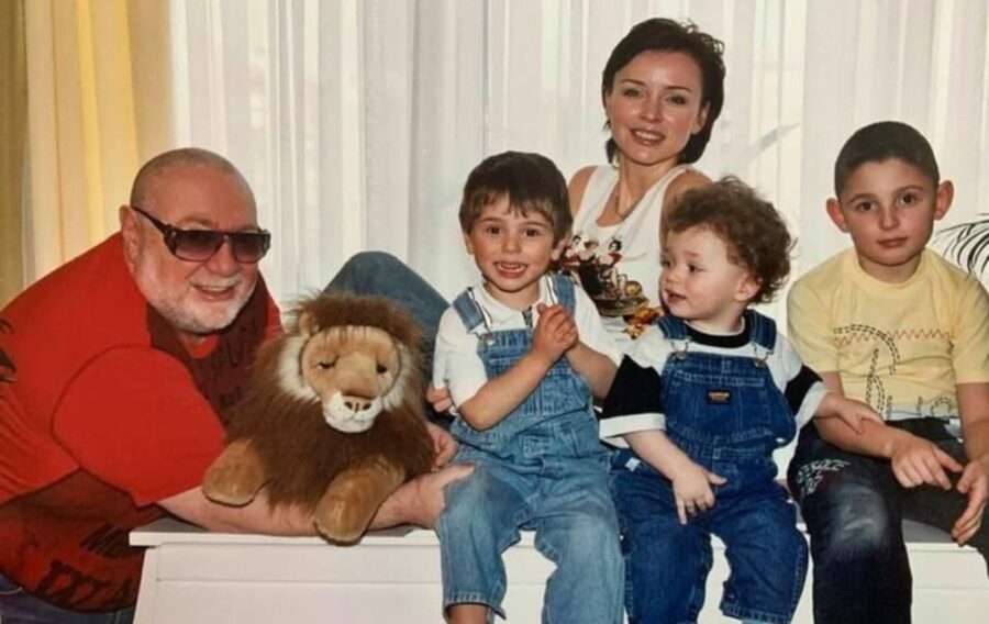 Ян Табачник одружився з Тетяною Недєльською 2000 року та виховав із нею трьох синів