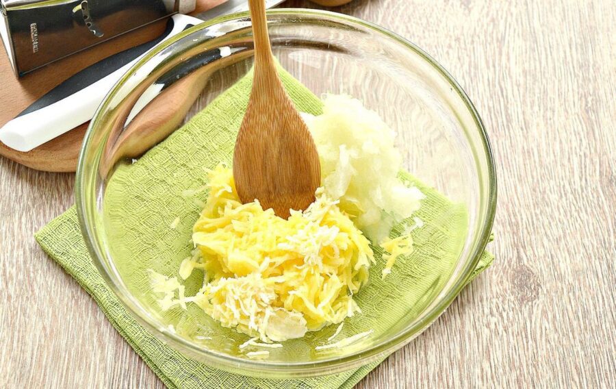 Натріть на тертці всі необхідні для котлет овочі