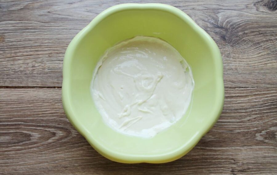 Додайте у миску просіяне борошно