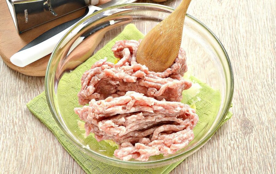 До овочів додайте фарш