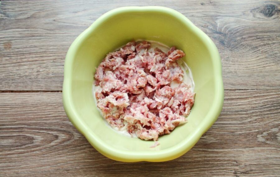 Додайте до тіста м'ясний фарш