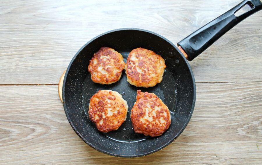 Підсмажте ліниві пиріжки на пательні