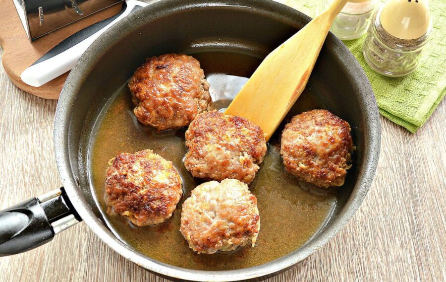 Смажте котлети на сковорідці
