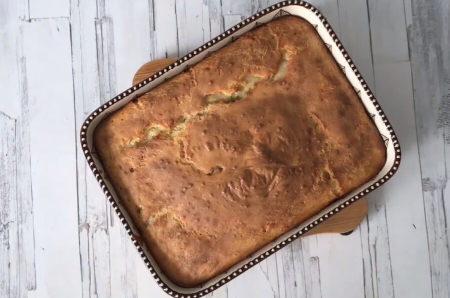 Заливний пиріг-трихвилинка з рибною начинкою і яйцем