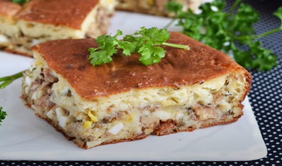 Заливний пиріг-трихвилинка з рибною начинкою і яйцем