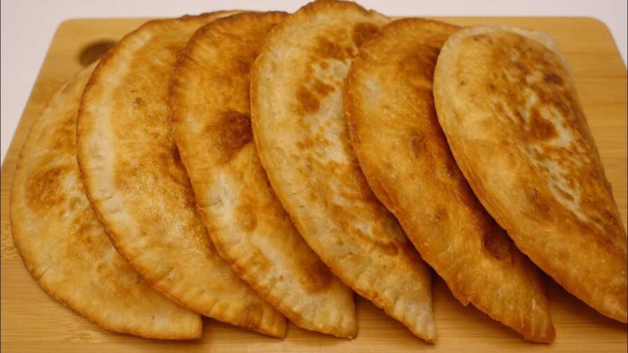 Соковиті чебуреки та хрумке тісто за простим рецептом