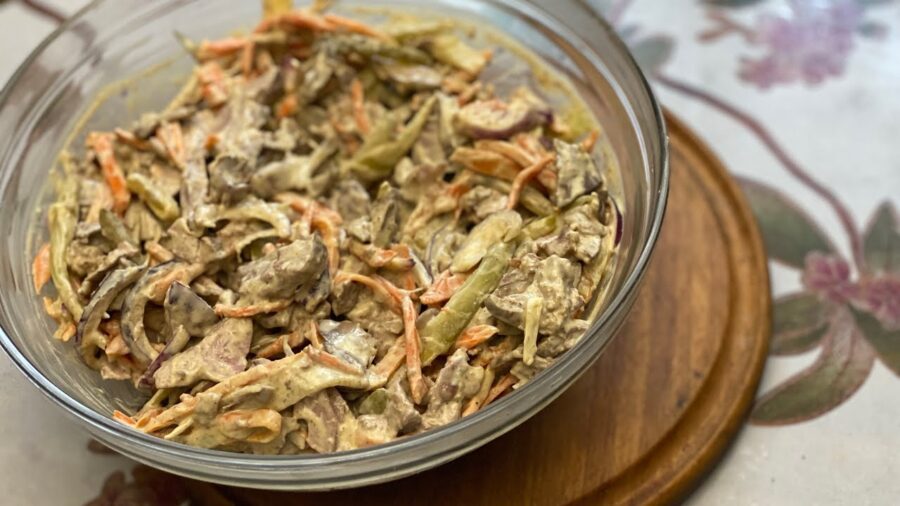 Ароматний салат із курячою печінкою на вечерю або до святкового столу