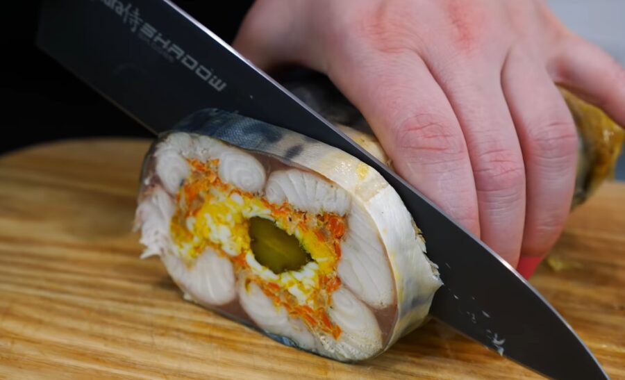 Більше рибу не смажу і не запікаю. Геніальний рецепт скумбрії: рулет з овочами